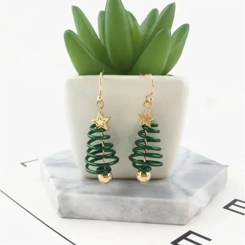 🎄Festive Gold and Green Spiral Tree Earrings - Picture 10 of 10